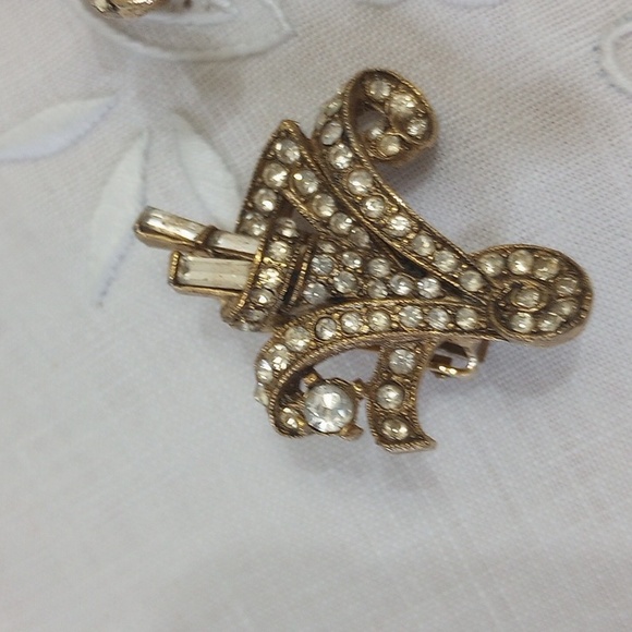 Ornate hard to find rhinestone art deco style flower gold tone clip on earrings - Picture 3 of 9